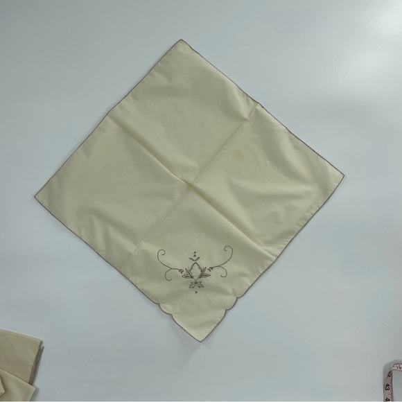 Set of 4 Vintage linen ecru and gray embroidered neutral dinner napkins - Picture 5 of 6